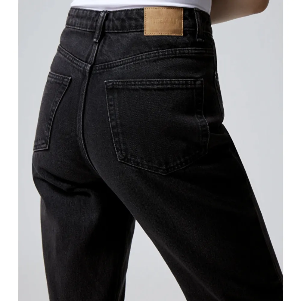 Svarta weekday jeans i modellen ”rowe” så dem är högmidjade och raka i benen❤️storlek 26/32 men passar mig som har 27/32 oxå. Jeans & Byxor.