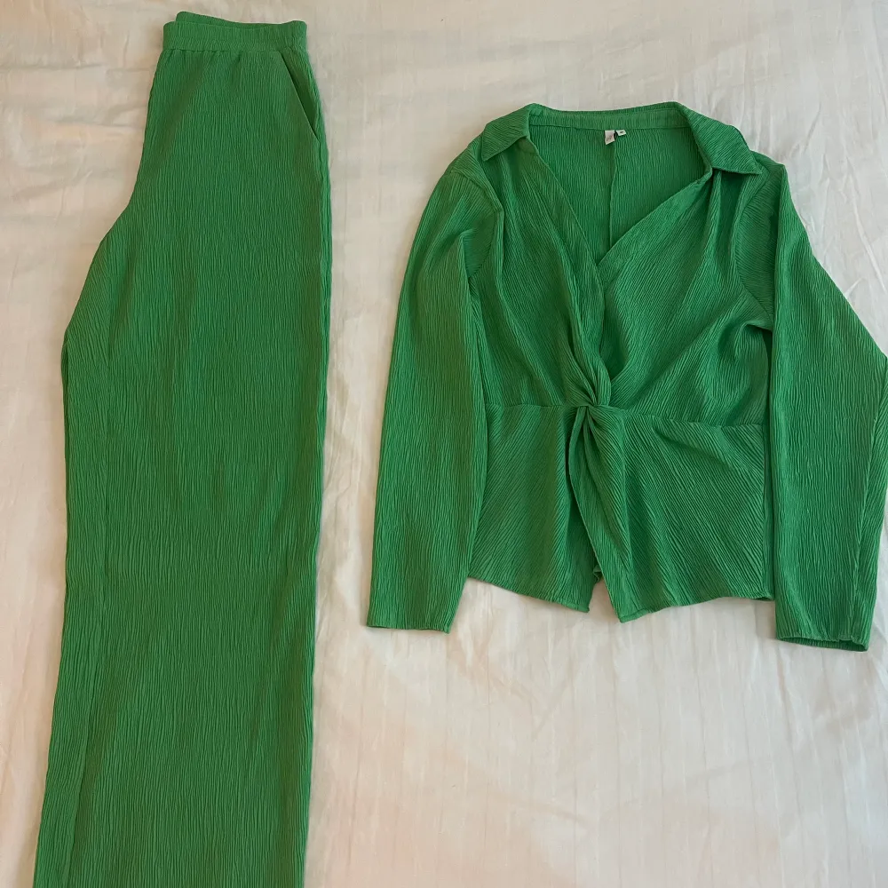 Set från NLY i fin grön färg. Skönt luftigt tyg.. Övrigt.