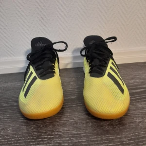 Adidas inomhusfotbollskor - Perfekt för dig som vill ha skor för inomhus, det passar bra för många sporter som körs inomhus t.ex fotboll. Säljer dessa fina skor för de passar inte mig länger och har blivit för småa. PRISET KAN DISKUTERAS 