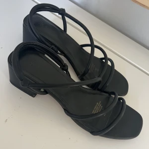 Låga klackskor - Supersnygga klackskor från h&m med en 5cm klack. Är i storleken 38, samt har lite mjuk padding så att de blir skönare att gå i. Endast använda 1 gång på min bal förra året (endast under middagen), så är inprincip i nyskick.