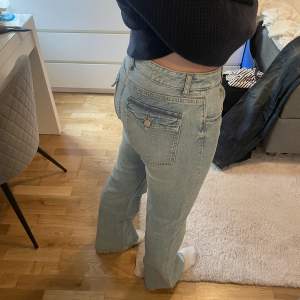 Säljer mina snygga jeans från berskha, knappt använda. Storlek 40 men sitter perfekt på mig dom vanligtvis har 36-38🔥(175 cm lång)