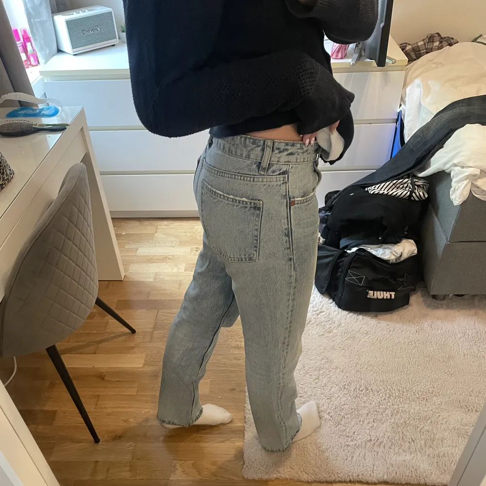 Säljer mina blåa midrise jeans från zara i storlek 38. Jättesnygga o slutsålda på hemsidan🙌🏼. Jeans & Byxor.