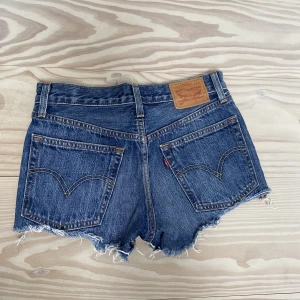 Levis shorts - Säljer dessa aaaassnygga blå Levis shorts!! Passar till allt och perfekta nu på sommaren! Mid/ low Rise, Som nya! Så tidlösa också💙💙💙