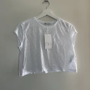 Tunn gropar T-shirt - Helt ny och oanvänd tshirt från zara. Storlek m men passar fint för storlek xs-s med