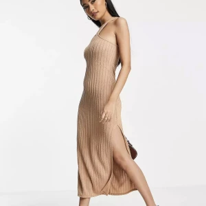 Ny lång klänning  - Oanvänd med etiketter kvar   Pris kan diskuteras vid snabb affär 