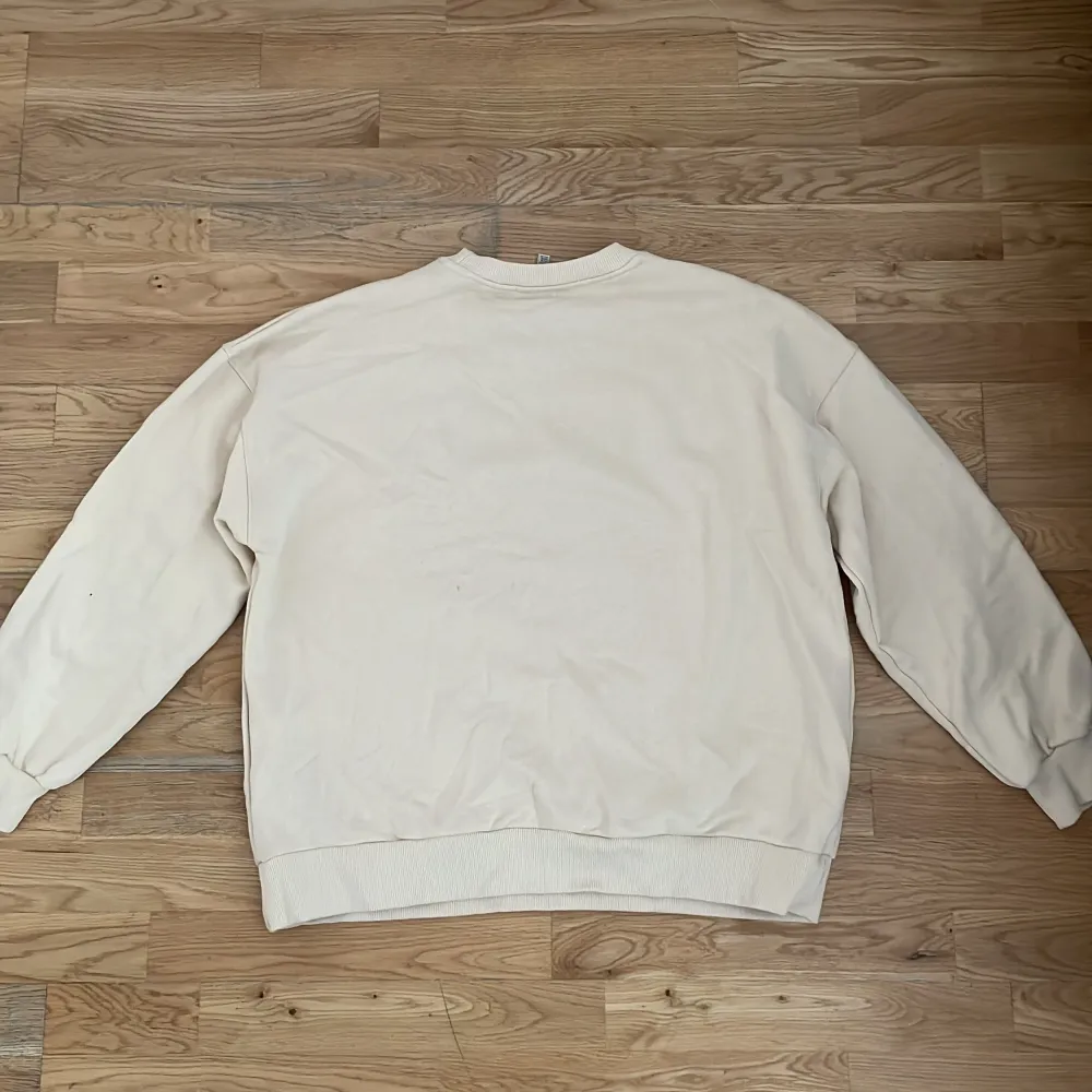Off-white/beige oversized crewneck sweatshirt från Pull&Bear i storlek M. Har aldrig använts. . Hoodies.