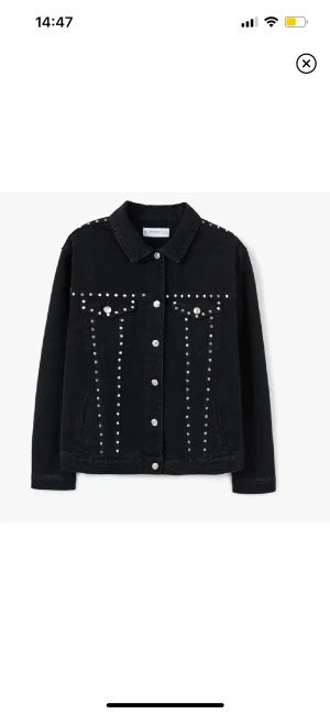 Jeansjacka nitar - Svart jeansjacka med nitar från Mango!🤍