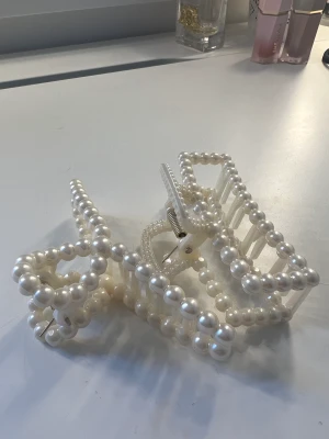 Pärl hårklämma - Säljer dessa super gulliga pärl hårklämmor från H&M. De är super fina väl när man har de i håret! Och det märks ju även att det är Plast liksom. ⚠️Kan köpas Styckvis⚠️ Säljer båda för 30 kr + frakt och 20 kr + frakt för en.💕☀️