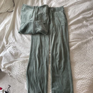 Juicy couture set - Säljer detta gröna det från juicy couture då jag inte använder det längre! Lite defekter såsom loggan på dragkedjan har gått av men funkar fortfarande som den ska och att ena metallplutten på byxans snörre har ramlat av! Där av priset, köpt för 2500kr💘💕💗