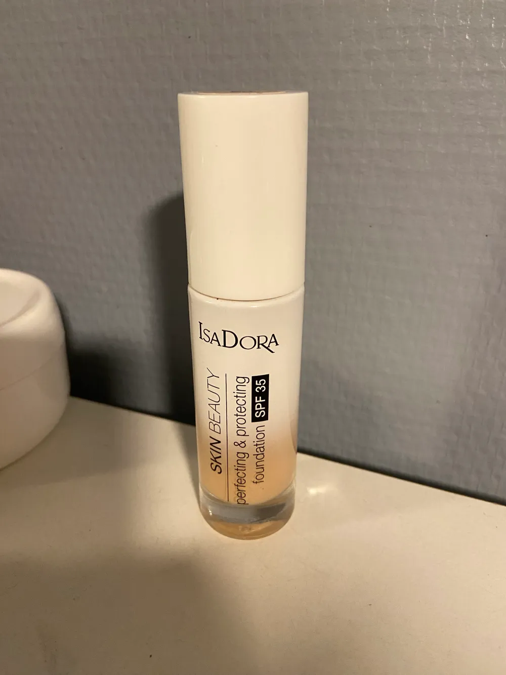 Isadora foundation! SPF 35 så går att använda på sommaren! färgen 03 nude! Aldrig använd köpte fel färg! . Övrigt.