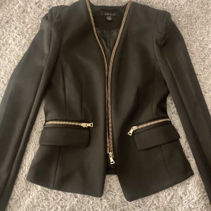 Svart blazer - Säljer min svarta blazer eftersom att jag inte använder den längre. Haft den i ca 2 månader, använt ungefär 2 gånger.
