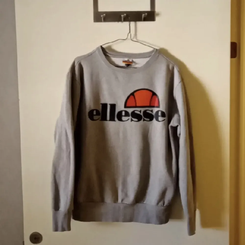Säljer en grå sweatshirt från Ellesse i storlek M men passar mer som S. Perfekt skick förutom storlekstaggen (se bild).  Frakt 29kr.. Hoodies.