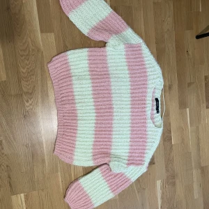 Tröja - Rosa grön stickad tröja. Aldrig använd. I storlek S men är väldigt stor (oversized). 