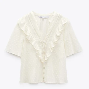 blus - säljer min super söta blus från zara som aldrig kommit till andvändning. kontakta mig för övriga frågor!