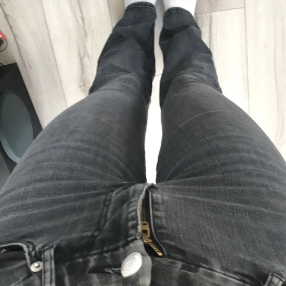 Utsvängda jeans från lindex i storlek xs. Säljer för att dom är försmå för mig. Dom är använda men det finns inga synliga skador☺️. Jeans & Byxor.