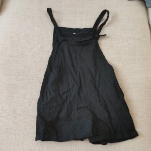 Klänning? - Vet inte riktigt vad man ska kalla den för men klänning man brukar ha t-shirt under. Fint skick, stl S Katt finns i hemmet 