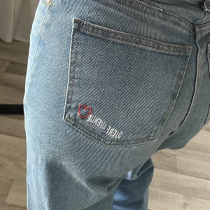 Djerf avenue jeans strl 25 - Snyggaste jeansen från djerf avenue i storlek 25, nypris är 1300 så ett redigt kap! Har haft de ett tag men de är i väldigt fint skick 