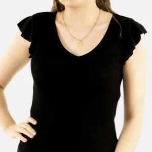 Svart Only tröja - En superfin tröja i svart från only som aldrig har kommit till användning så är i jättefint skick. Tröjan har lite volang i ärmarna och materialet är tunnt. 