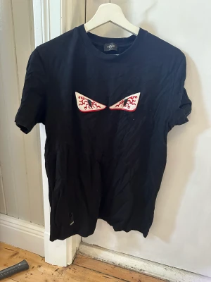 Fendi bug eye tee - Storlek L men sitter som m-l, använd hitta på second hand för 1000kr. Har använt rätt mycket men inge hål/fläckar 