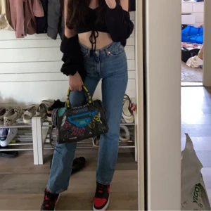 Blå Weekday Jeans 25/30 Voyage Raka - Raka blå jeans med medelhög midja från Weekday i modellen voyage Storlek W25 L30  Jag är 167cm   Säljes pga utomlandsflytt  Köparen står för frakten  Samfraktar vid köp av fler plagg 