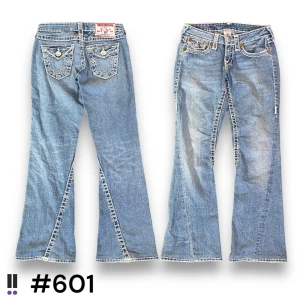 lågmidjade bootcut truey jeans 601 - skitnygga lågmidjade bootcut ljusblå jeans. true religion joey super t, 💜midja rakt över, 36cm💜innerben, 78cm💜ytterben, 96cm💜benöppning, 24cm💜modell 155