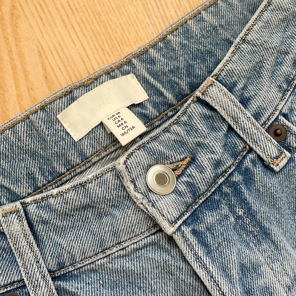 Ljusblå raka jeans från h&m. Använda ett fåtal gånger så de är i bra skick. High/mid waist.. Jeans & Byxor.