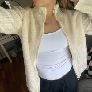 Kofta  - Mysig zip kofta! Aldrig använd av mig, köpt här på plick! Står ingen storlek, men passar XS-M. Frakt tilkommer🫶🏽