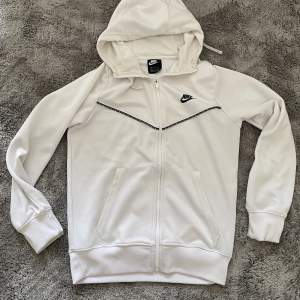 Säljer min Nike hoodie i vit eftersom ingen användning.  Storlek S