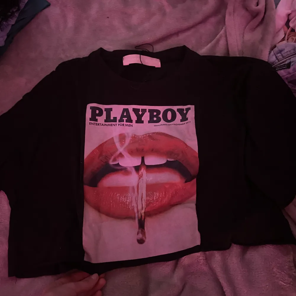Playboy magtröja sitter jätte bekvämt på och super fin till outfits . T-shirts.