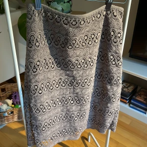 Cool kjol som funkar för vardag och fest  - Virkad kjol med foder, snygg och användbar, mycket fint skick, rak modell, blixtlås bak, 57 cm lång. 