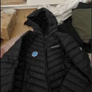 ÄKTA PEAK PERFORMANCE JACKA  - Äkta  Varm  Skön  Lite stretch  