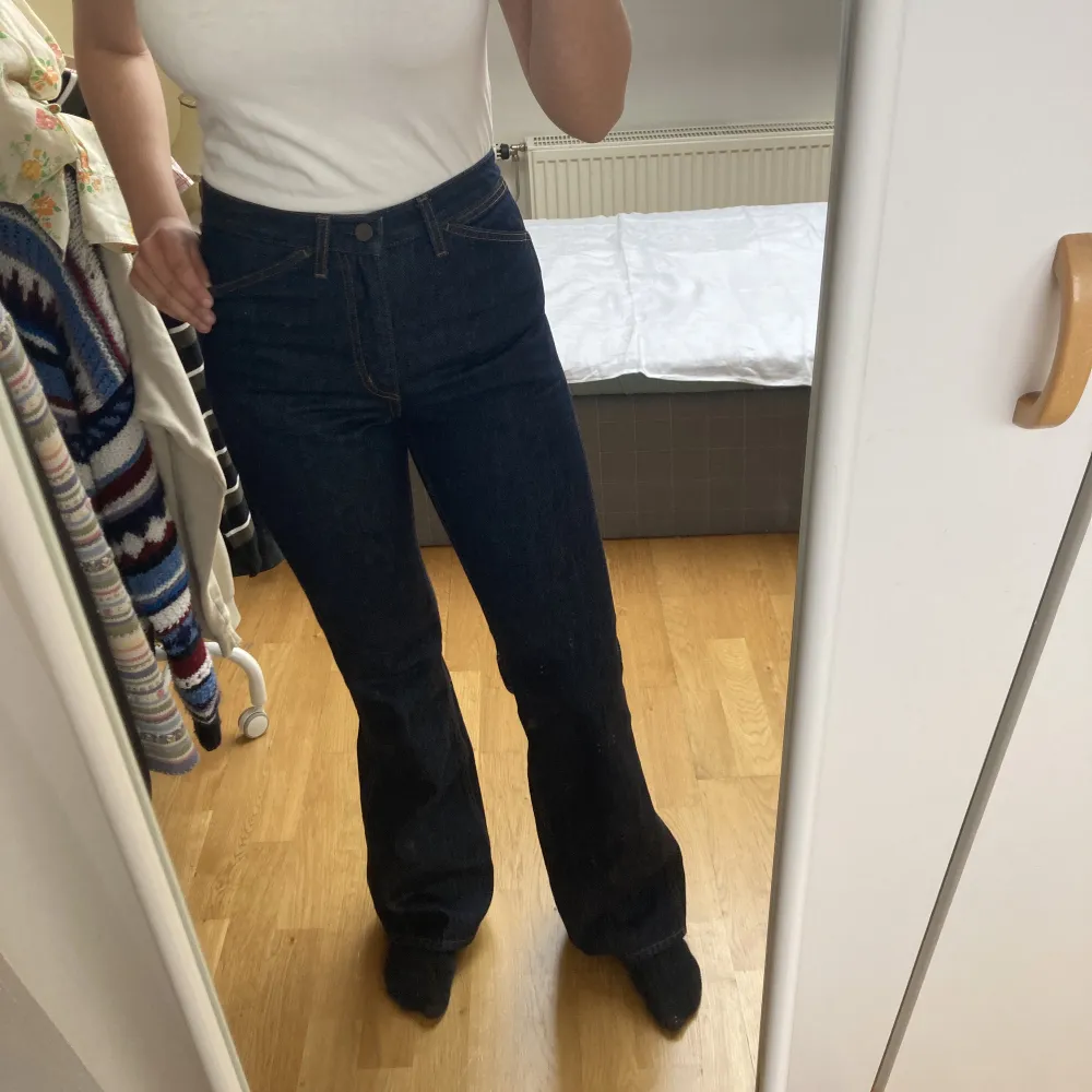 Jeans från Uniqlo som har en klassik 70-tals siluett med hög midja och vida ben nedtill. I toppen skick, har inte använt dom mycket då de är aningen för små!. Jeans & Byxor.