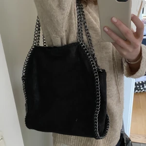 Stella väska - Säljer min Stella liknande väska köpt i Spanien. Så snygg och i nyskick😍 Svartglittrig färg. Fått så många erbjudanden på väskan så startar budgivning! Ligger på 200kr atm❤️❤️ 