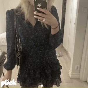 Klänning  - 💓!!LÅNAD BILD!!💓 säljer denhär skjukt snygga klänningen ifrån Zalando den är slutsåld i 36 o säljer för halva priset även fast den är använd Max 3ggr 💓
