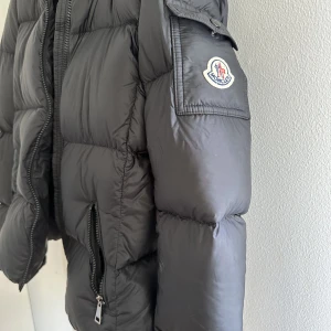 Moncler jacka - En äkta Moncler jacka som använts två vintrar,  bra skick. Nypris 10.000