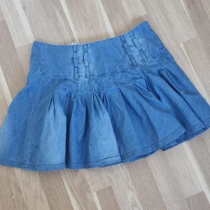 söt jeanskjol - söt jeanskjol från gina. Storlek 36