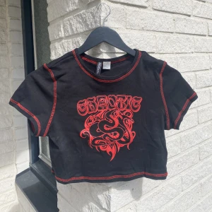 Tröja med tryck - En tröja med coolt rött tryck, endast prövad❣️