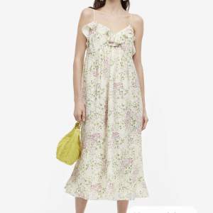 Superfin somrig klänning från H&M, köpt för 299. Helt oanvänd🫶🏻