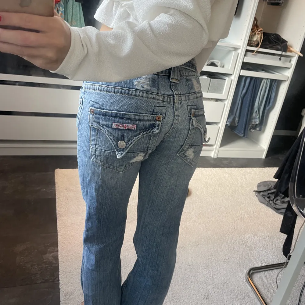 Säljer dessa snygga låg midjade jeans ifrån märket Hudson🫶 I storlek xs, lite för långa för mig som är 155cm💞 Midjemåttet är ca 78cm och innerbenslängden är ca 80cm. Jeans & Byxor.