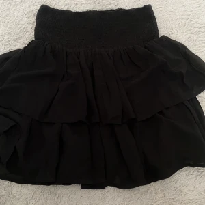 Svart volangskjol - Jättefin svart volangskjol i bra skick