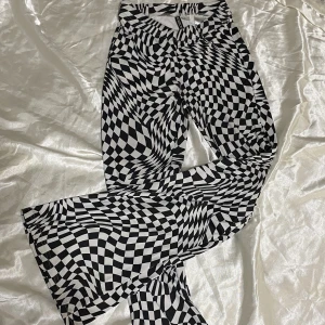 Flares - Leggings med flare😍 Byxorna är köpte från H&M Divided🤍 Trippy mönster och snygg röv det är vad dessa byxor erbjuder🥵 vill ni se bilder på kom DM så löser vi det🤪 skönaste materialet ever!