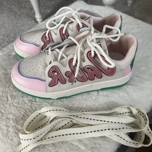 Sneakers - Ett par supersöta sneakers som aldrig kommit till användning, man kan byta snöre till de tjockare. Strl 39 normala i strl