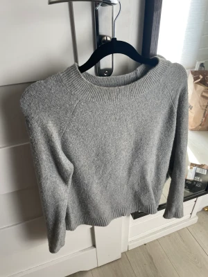 Stickad tröja - Stickad tröja från vero Moda som är väldigt populär. Inte använd så mycket då jag har andra stickade tröjor jag gillar mer. 