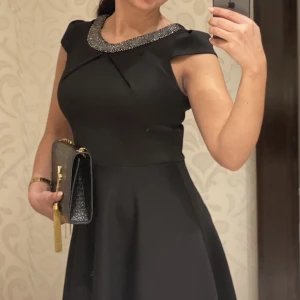 Kort svart klänning - Kort svart klänning i väldigt fin material 