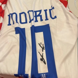 Signerad modric tröja  - Signerad tröja 