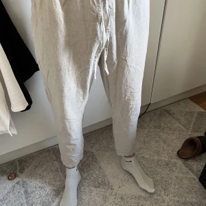 Linnebyxor herr - Knappt använda linnebyxor i storlek L. Personen på bilden är 193 cm lång. Ordinarie pris är 600kr, säljs för halva priset. Köparen står för frakt