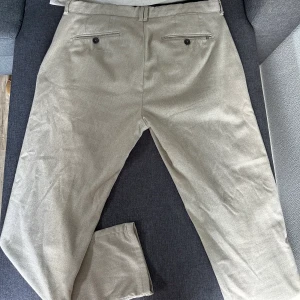 Beige kostymbyxor  - Säljer ett par kostymbyxor från ZARA då dom är förstora! Endast prövade!! så i bra skick.  Stl 44