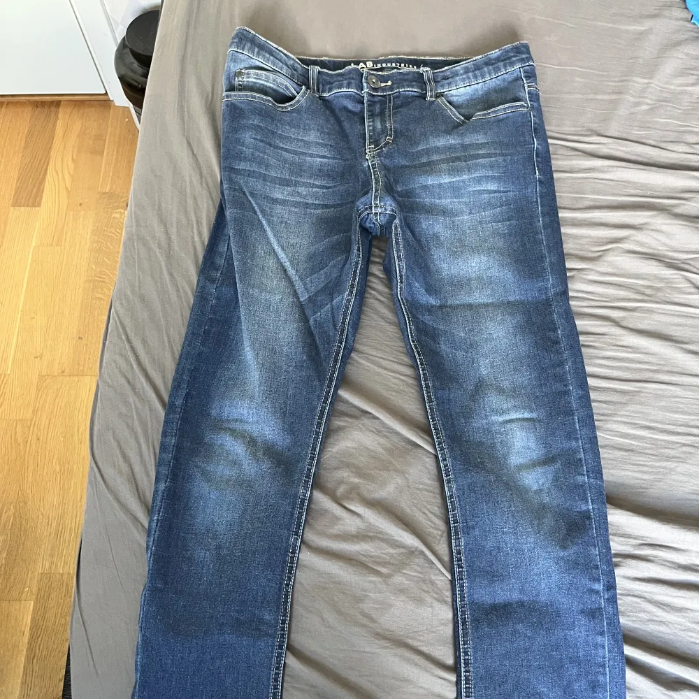 Helt oanvända jeans i storlek 170! Pris går att förhandla, köparen står för frakt.. Jeans & Byxor.