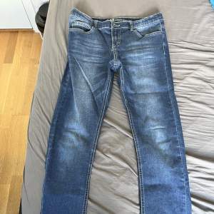 Helt oanvända jeans i storlek 170! Pris går att förhandla, köparen står för frakt.
