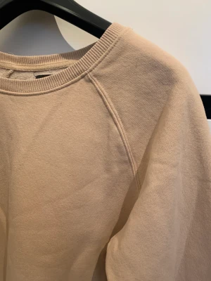 Sweatshirt  - Beige sweatshirt som inte kommer till användning. 